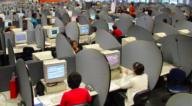 Trabajadores de una empresa de telemarketing, en una imagen retrospectiva.