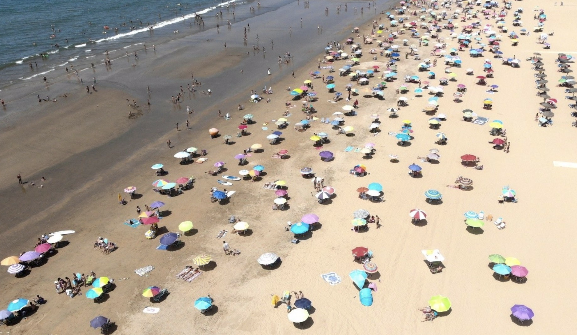 Vista aérea de una playa de Punta Umbría, en Huelva, con distancia y zonas de baño despejadas.