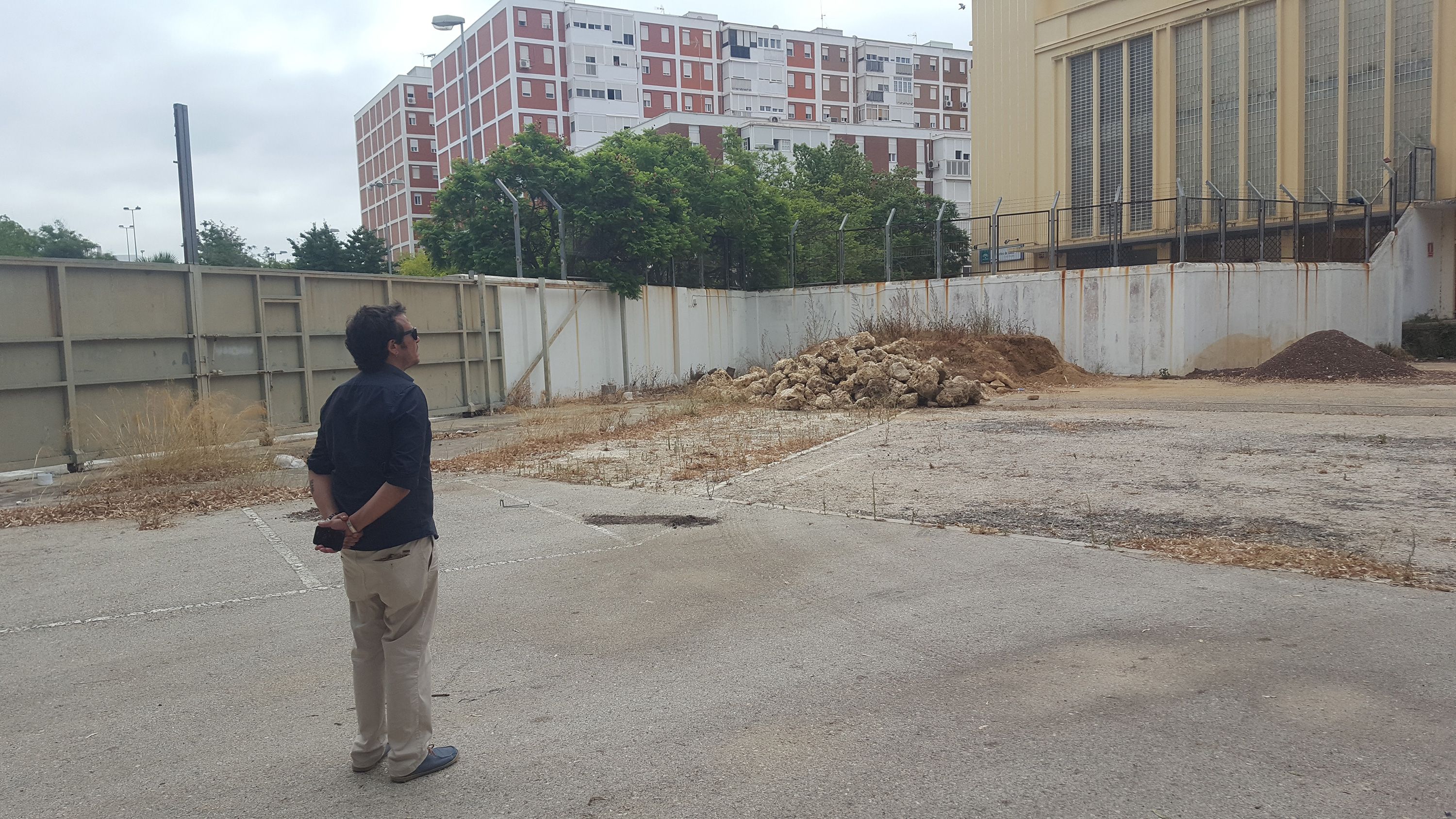 José María González, en su visita a los antiguos depósitos de tabaco.