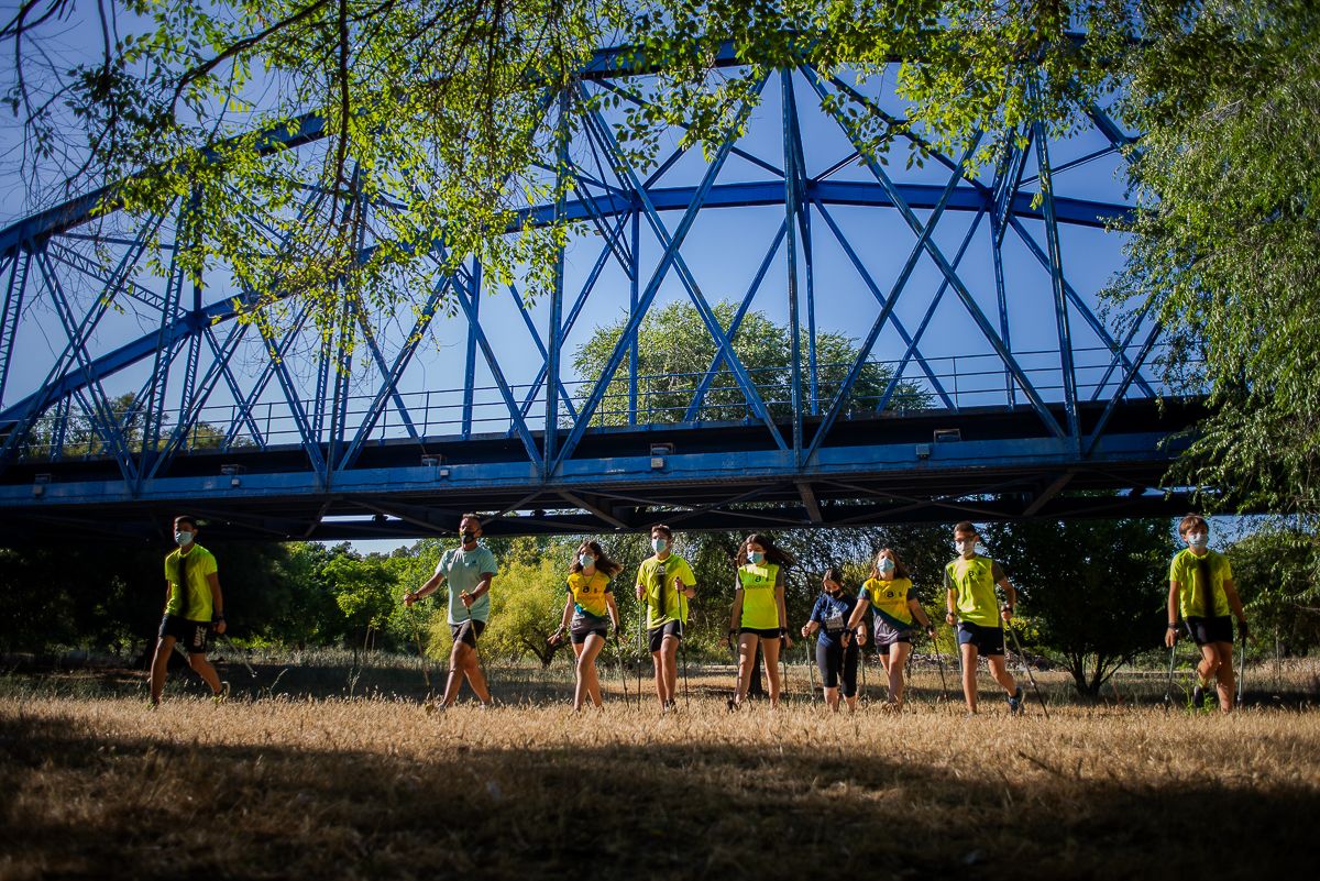 Varios jóvenes bajo el puente de hierro de La Barca.