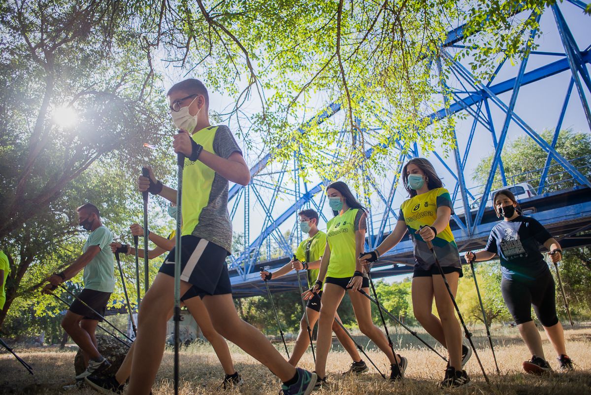 Entrenamiento de marcha nórdica en el parque fluvial de La Barca.