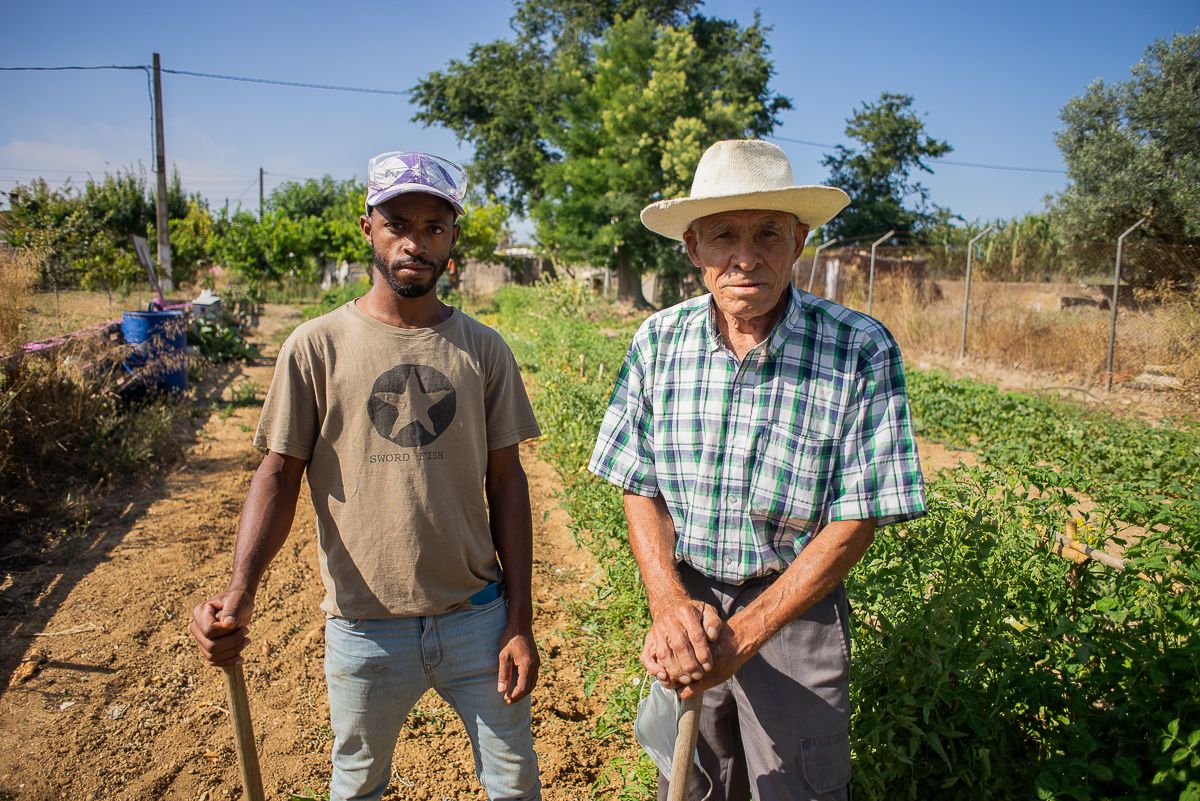 Moussa y Juan, unidos por el huerto solidario de Isoje.