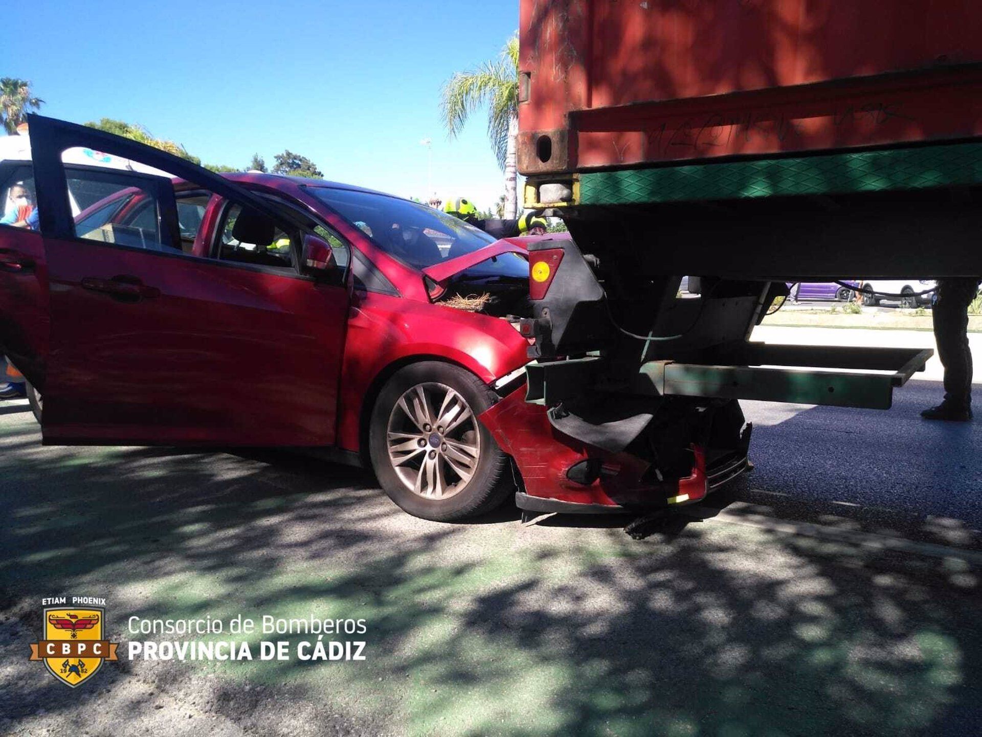 El coche, empotrado contra un camión en Chiclana.