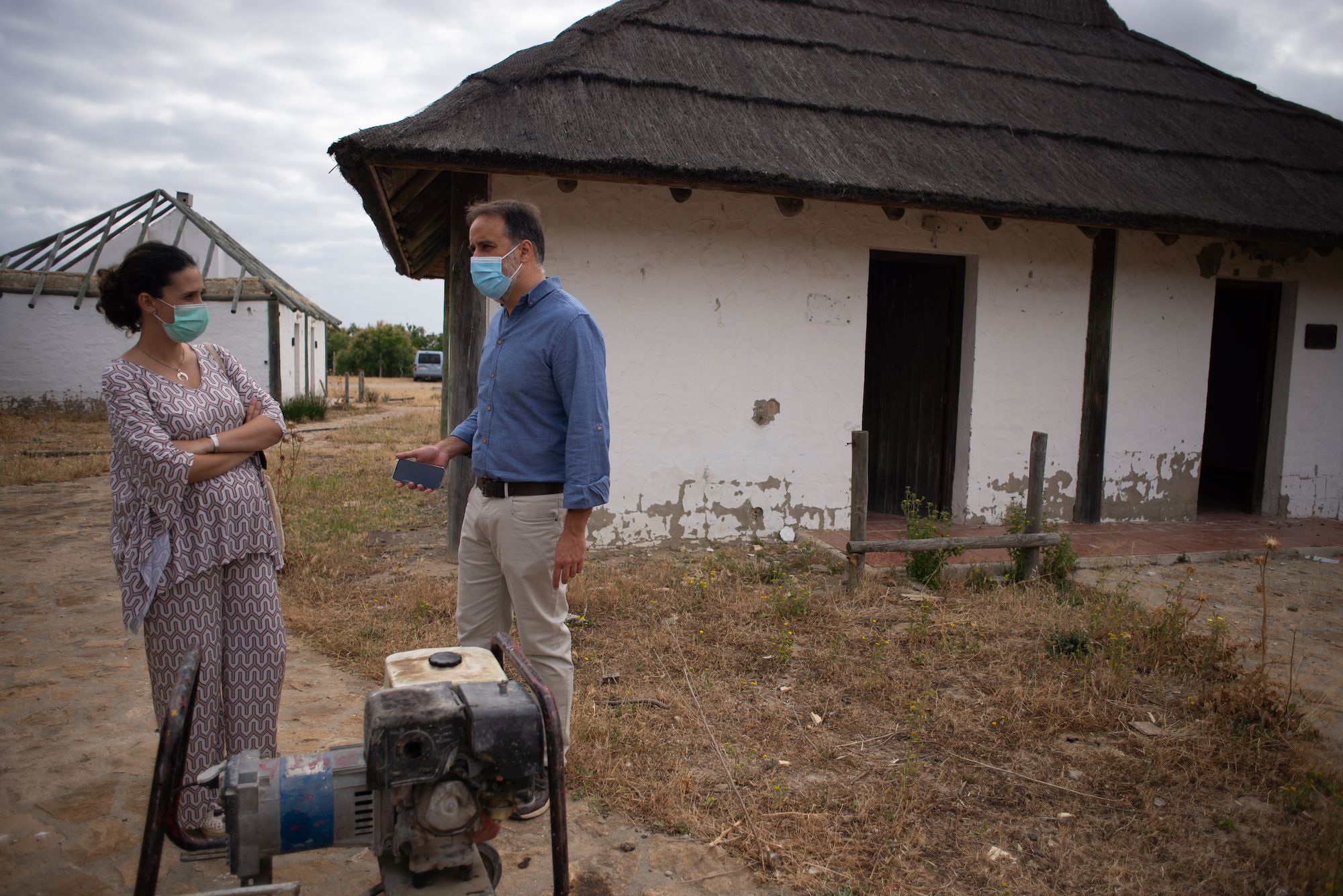 Ramón Galán y Ana Luisa Robredo, miembros del gobierno local de Trebujena, en las Chozas Marismeñas.