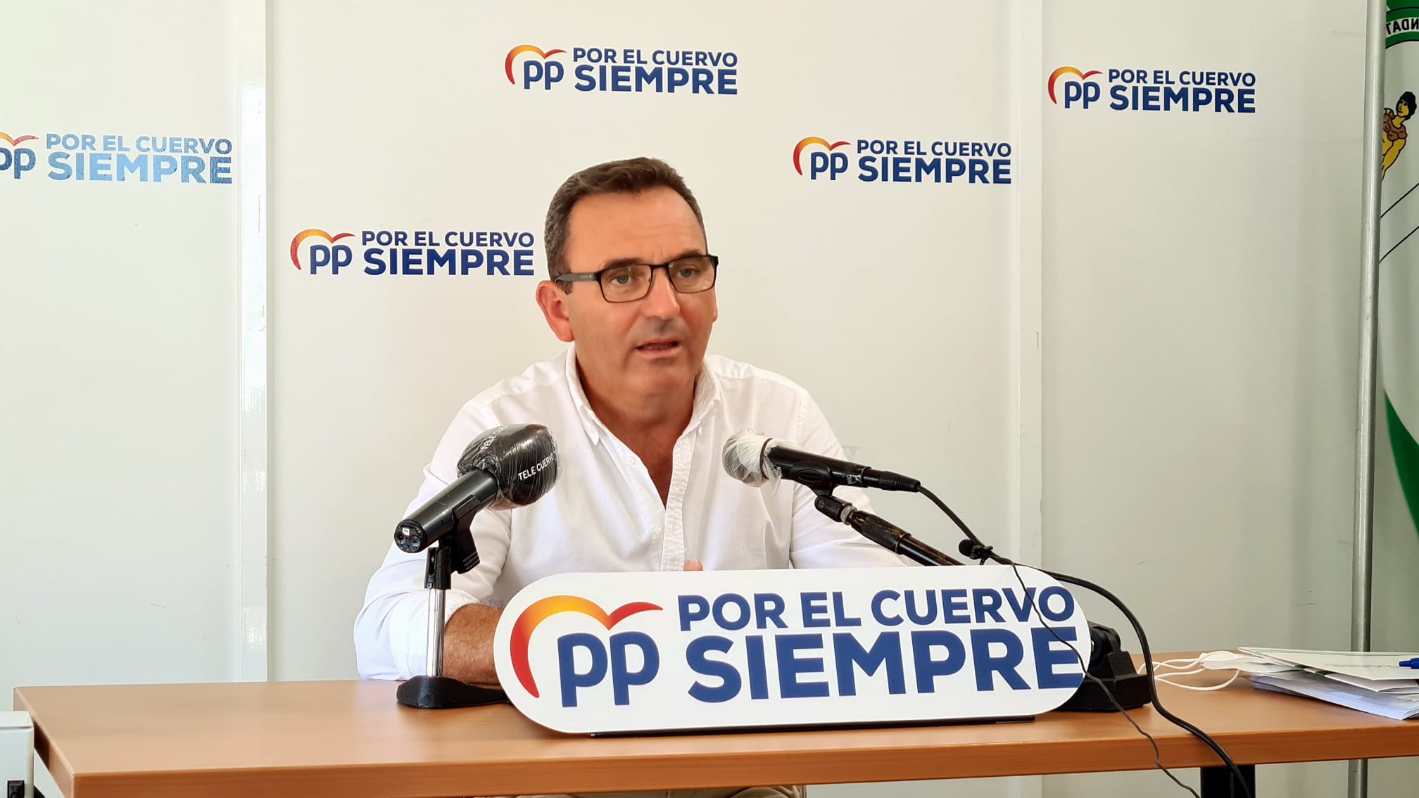 El portavoz del PP en El Cuervo, José Manuel Oliva, en rueda de prensa.