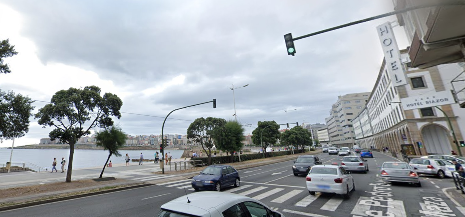 El hotel Riazor de A Coruña, cerca de donde se produjo el presunto asesinato homófobo que acabó con la vida del joven, en una imagen de Google Maps.