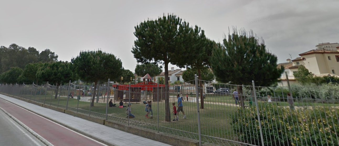 El parque infantil de la avenida de Cádiz de Valdelagrana, cerca de la vivienda donde se prostituía a mujeres.