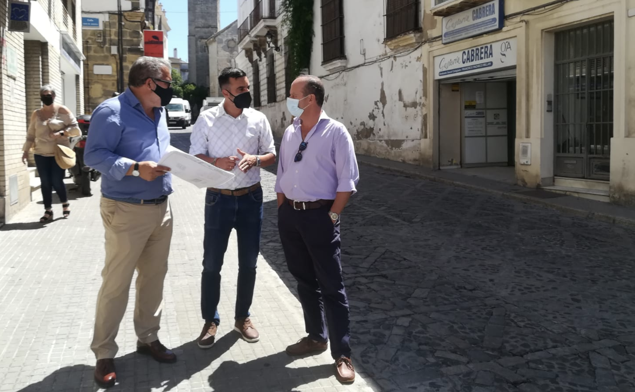 José Antonio Díaz junto al responsable de Aquajerez (i), Enrique Reina, en la calle José Luis Díez, junto a La Asunción, en Jerez.