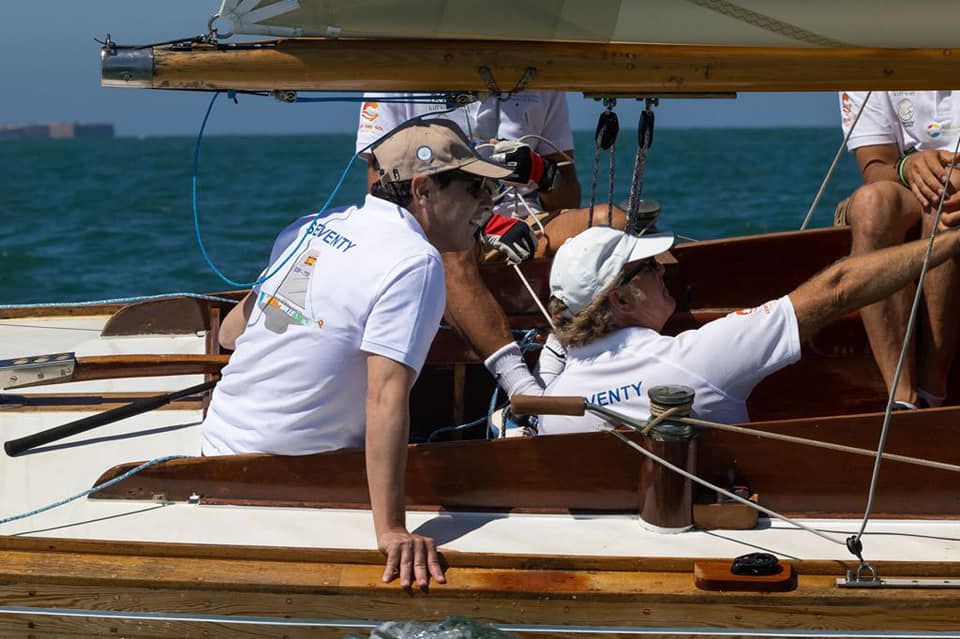 El presidente de la Junta, Juan Manuel Moreno Bonilla, de entrenamiento de vela en Puerto Sherry.