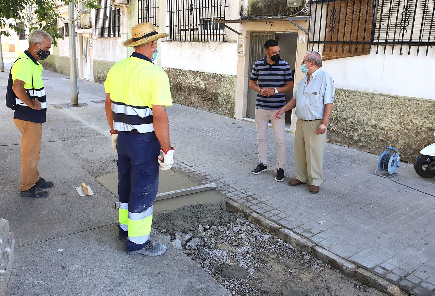 José Antonio Díaz visita los trabajos, incluidos en el Plan de Actuación de la Zona Sur, y vuelve a reivindicar a la Junta inversiones para los bloques de la barriada.