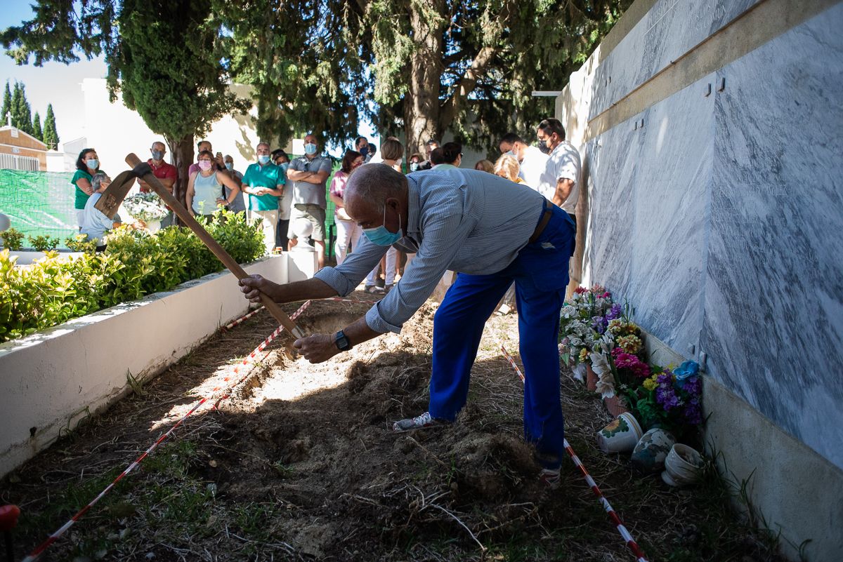 Un vecino de Trebujena, iniciando la exhumación de represaliados, de forma simbólica, en el cementerio municipal.