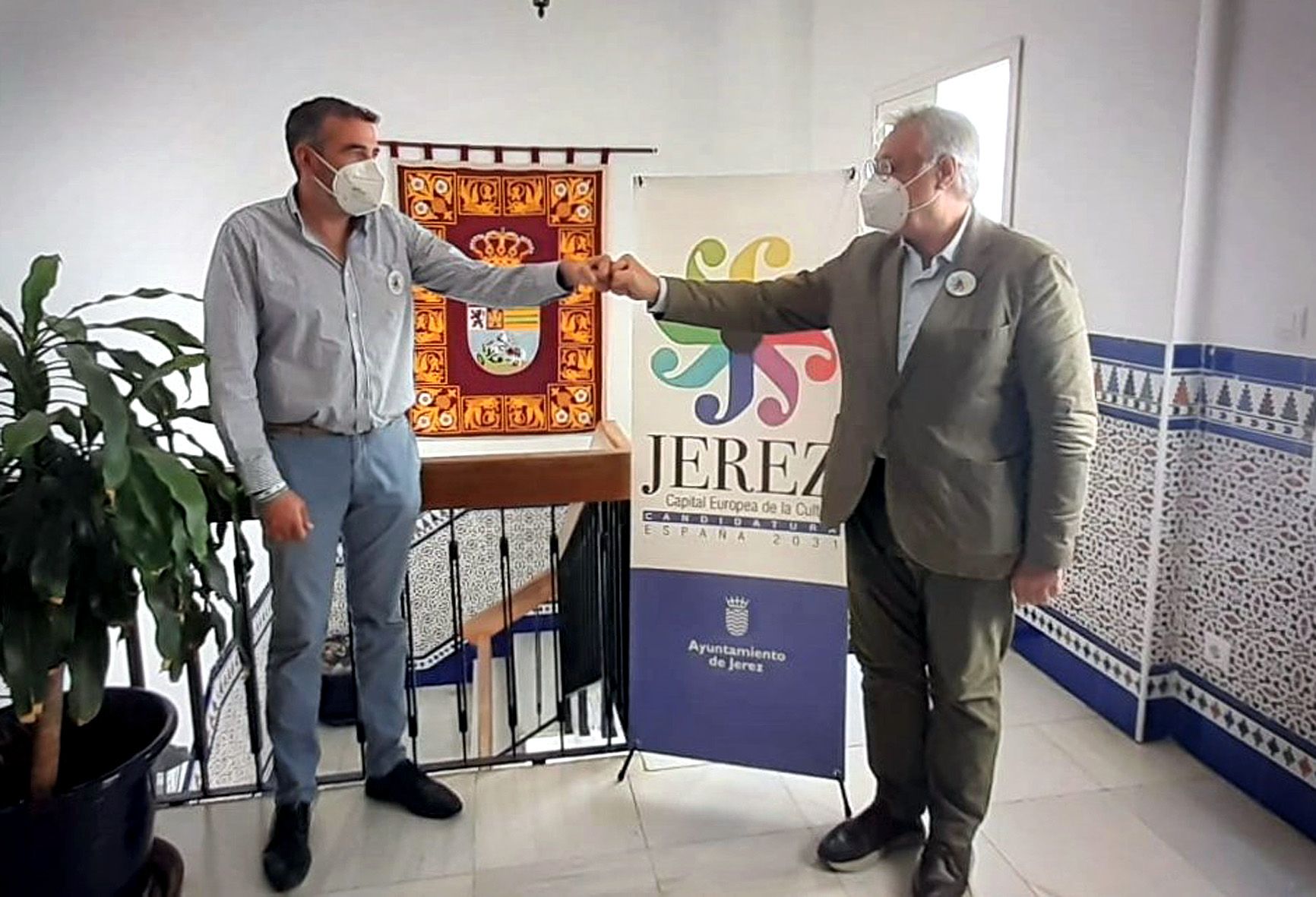 Jerez, 2031: una imagen pixelada y un episodio esperpéntico. En la imagen, Javier Pizarro, alcalde de Alcalá, y Paco Camas, delegado de Cultura, en una imagen difundida por el Ayuntamiento de Jerez este lunes.