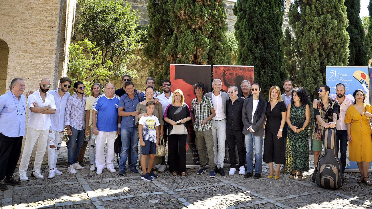 La alcaldesa, el consejero de Cultura y la diputada provincial, con artistas flamencos durante la presentación de la Fiesta de la Bulería.