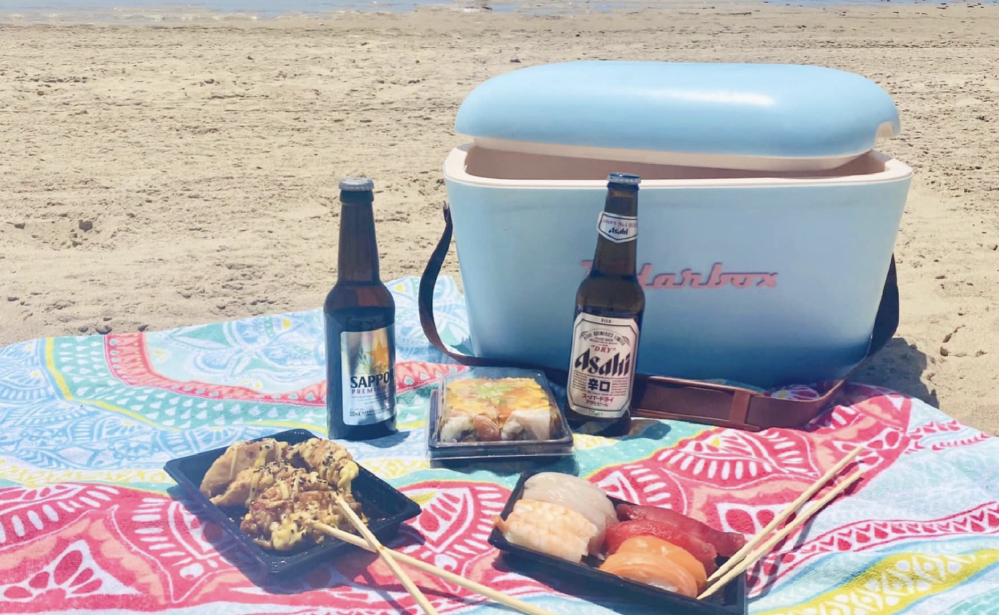 Un 'japo' de San Fernando sirve sushi hasta la casi la orilla de la playa de Camposoto.