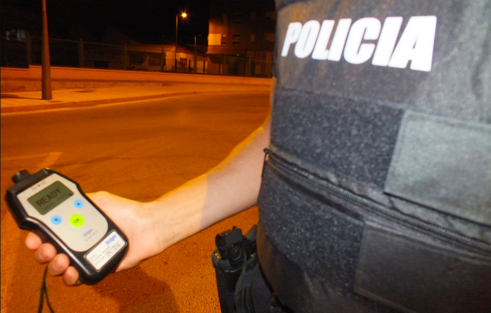 Un policía, con un alcoholímetro para control de alcoholemia en una imagen de archivo.