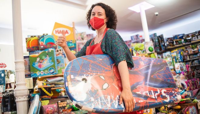 Nela García, con una tabla de surf de 'Spiderman' en su tienda.