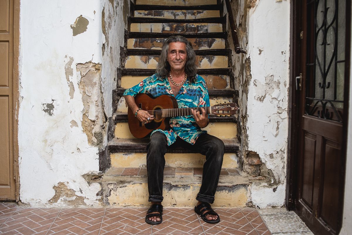 El flamenco que vino de Mesopotamia: Jooko Horia, guitarra entre las manos, en la escalera de la casa de vecinos que conduce a su domicilio.