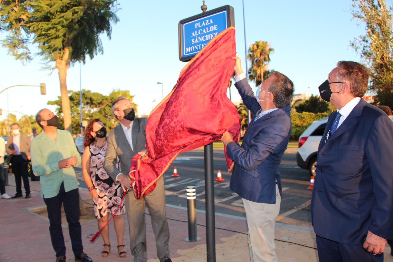 Un momento de la inauguración de la rotonda dedicada al ex alcalde de Sevilla, Alfredo Sánchez Monteseirín.