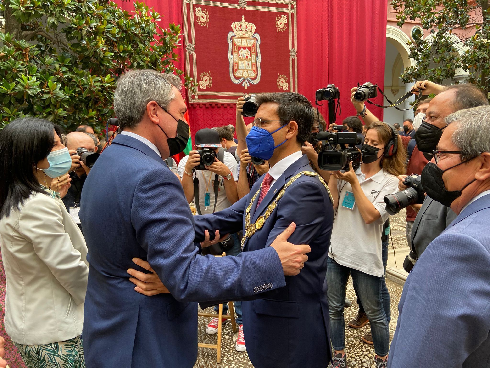 El candidato del PSOE andaluz, Juan Espadas, con el nuevo alcalde de Granada, el socialista Paco Cuenca.
