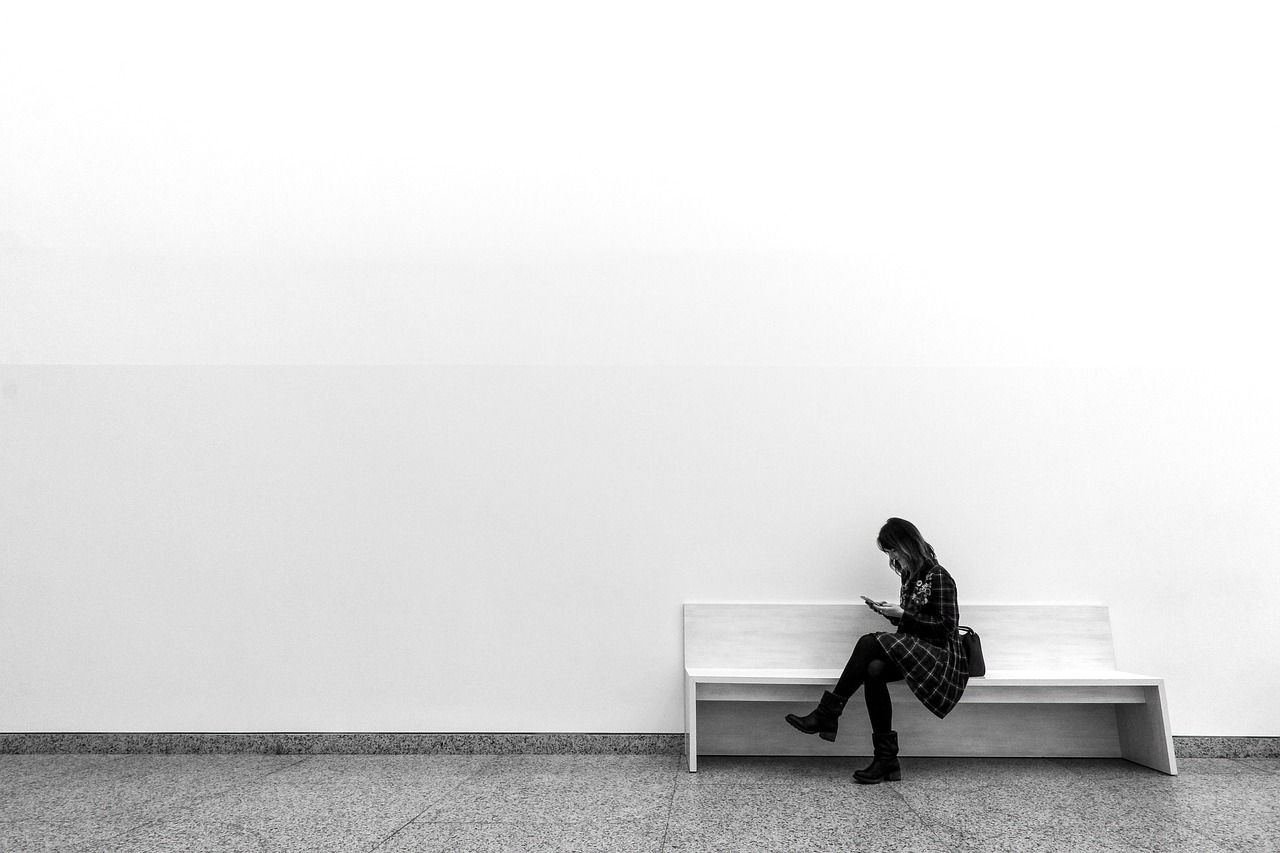 Una mujer, sentada en un banco.