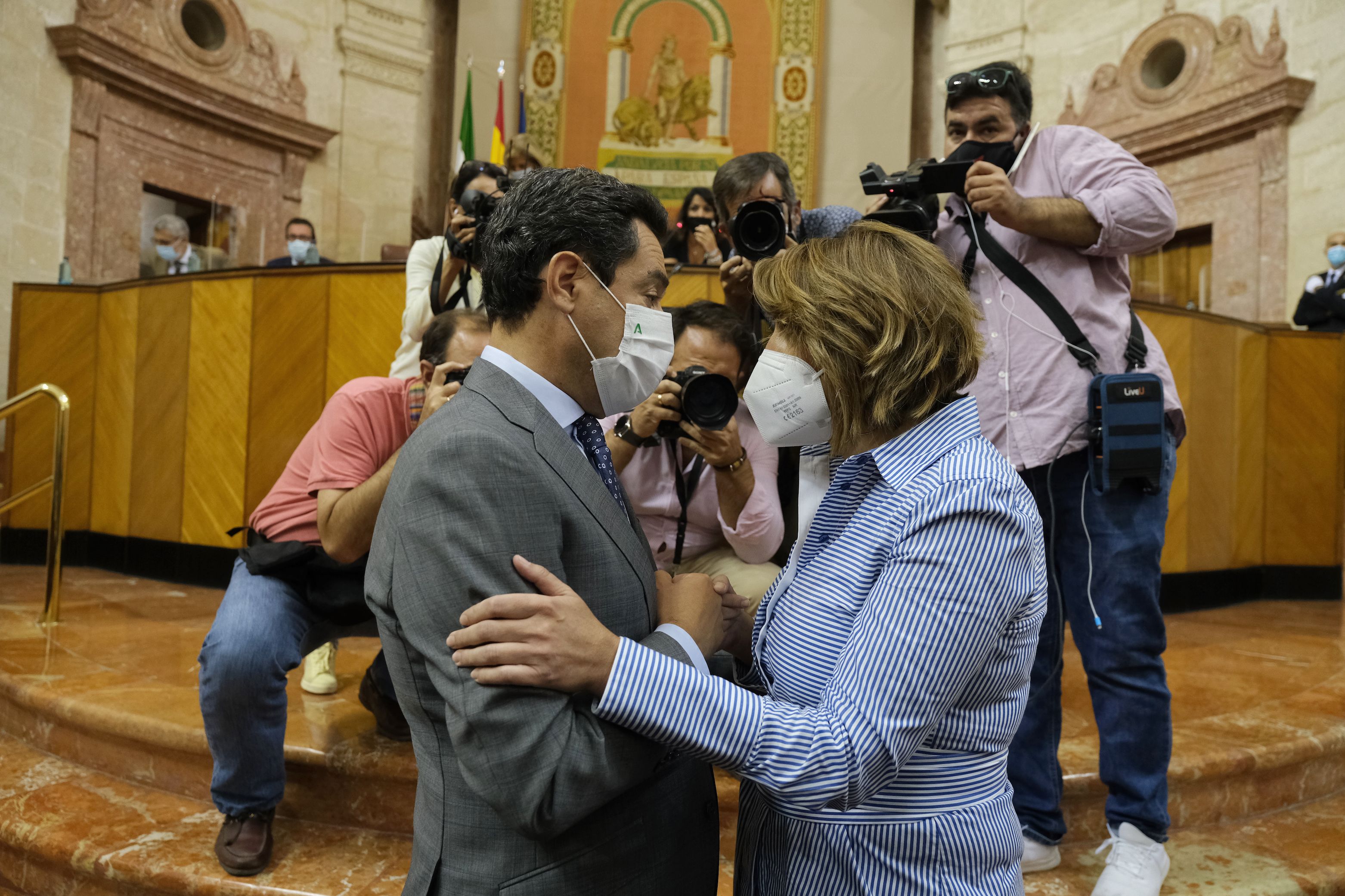 Juan Manuel Moreno Bonilla saluda cariñosamente a Susana Díaz, en la despedida de la ex presidenta de la Junta del Parlamento andaluz, en julio de 2021.