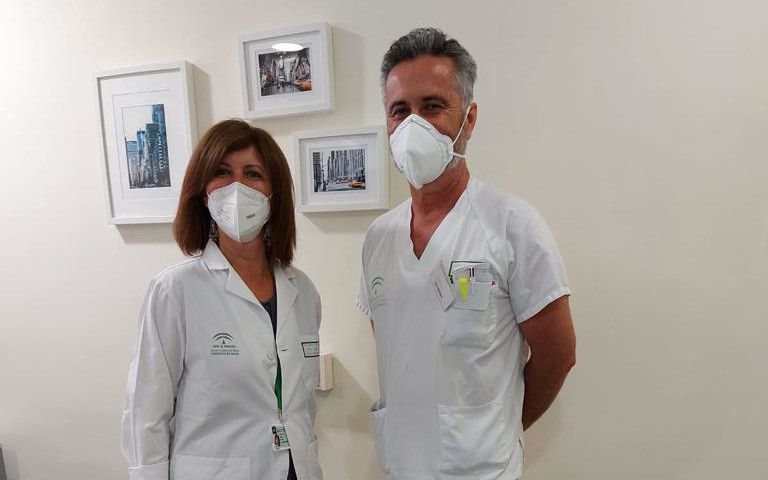 Rosa Campos y Jose Manuel Montaño, del servicio de Hematología del Hospital de Jerez.
