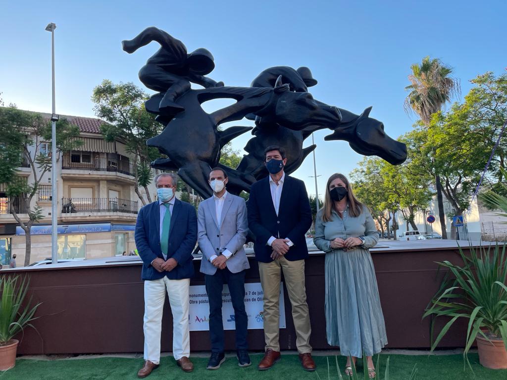 La presidenta de Diputación, el vicepresidente de la Junta y el alcalde inauguran una escultura dedicada al 175 aniversario de las Carreras de Caballos de Sanlúcar de Barrameda.