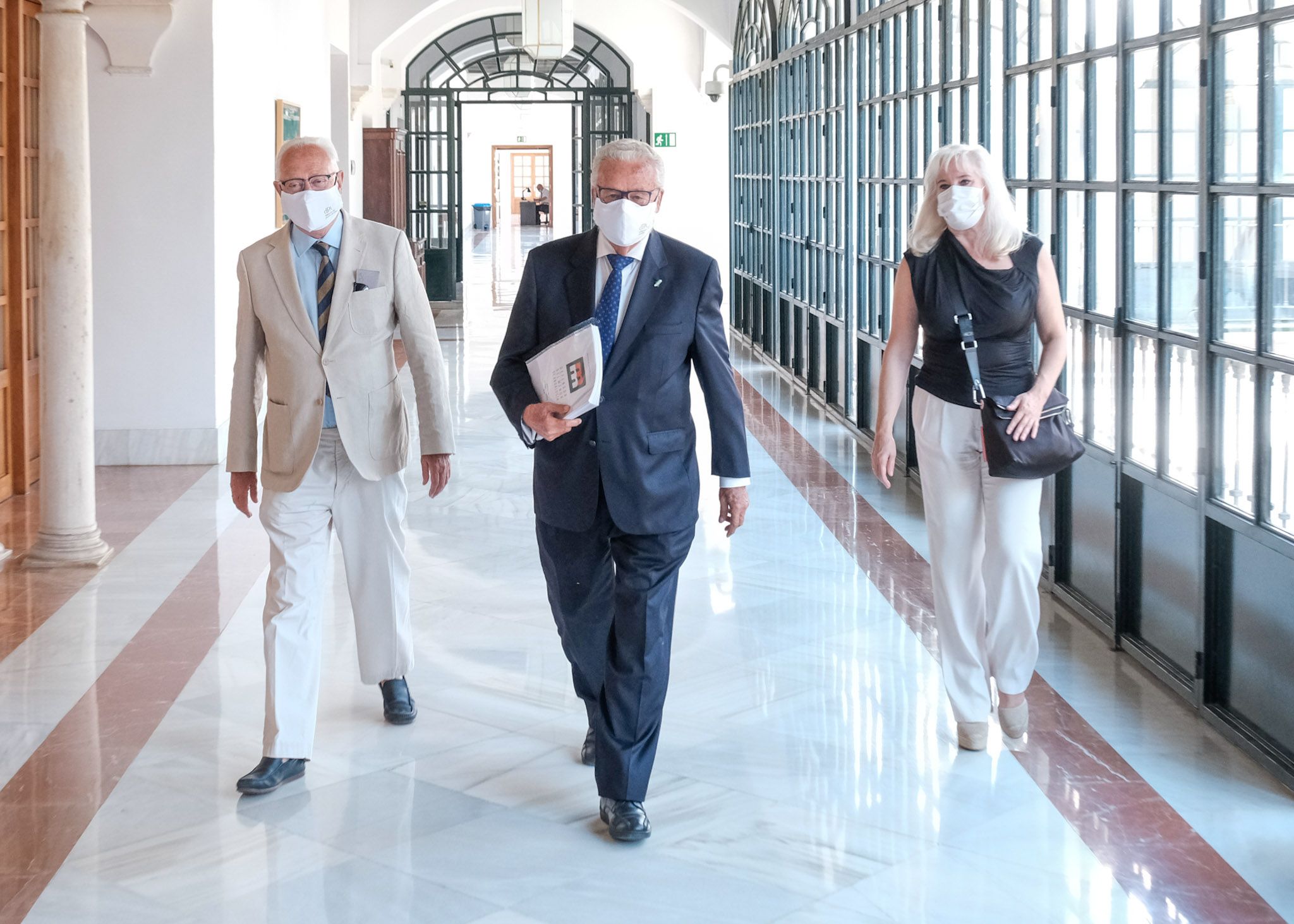 El Defensor del Pueblo Andaluz, Jesús Maeztu, se dirige al salón de protocolo acompañado de los defensores adjuntos Juana Pérez y Jaime Raynaud. PARLAMENTO