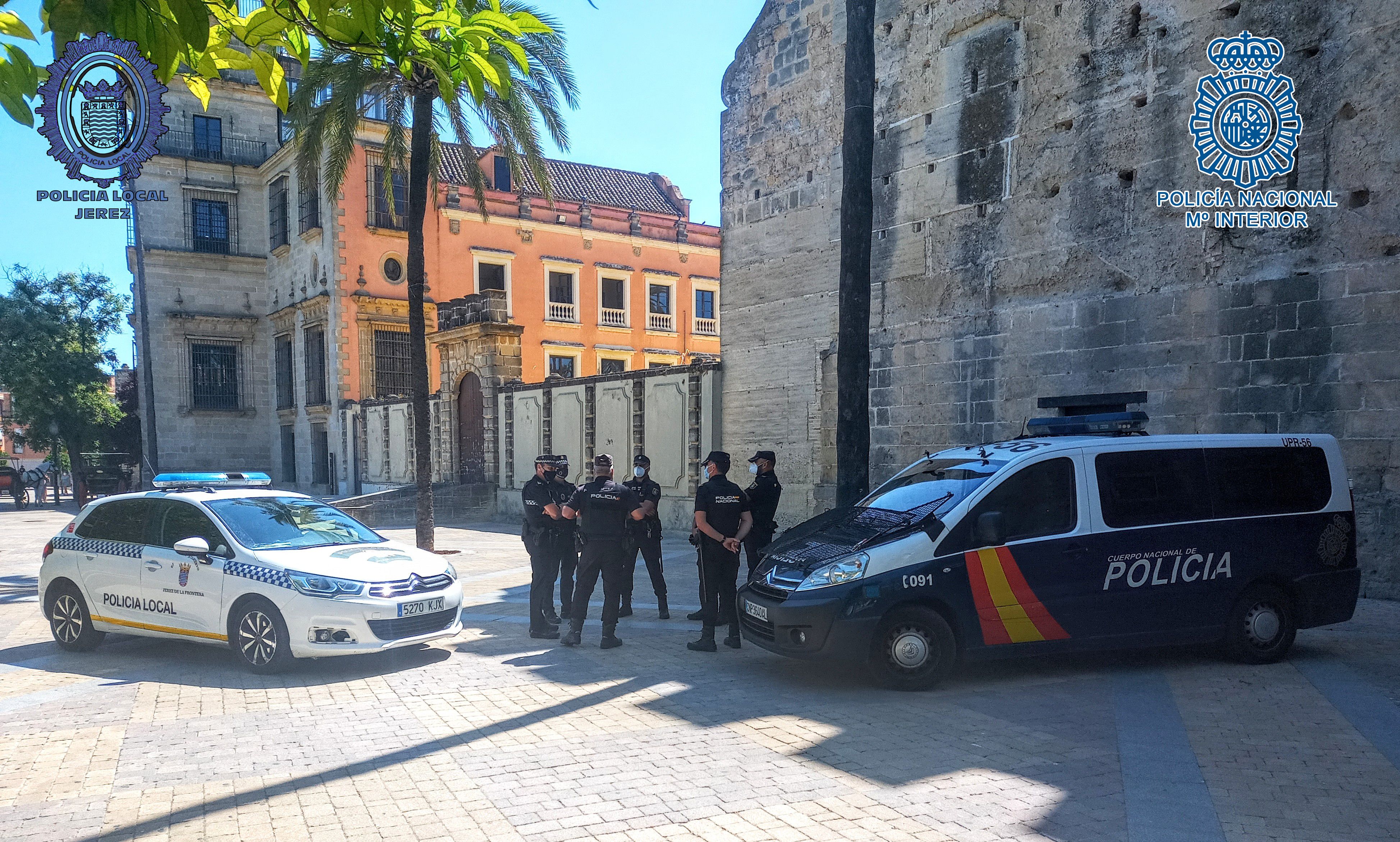 Agentes de la Policía Nacional en el entorno de la Alameda Vieja de Jerez.