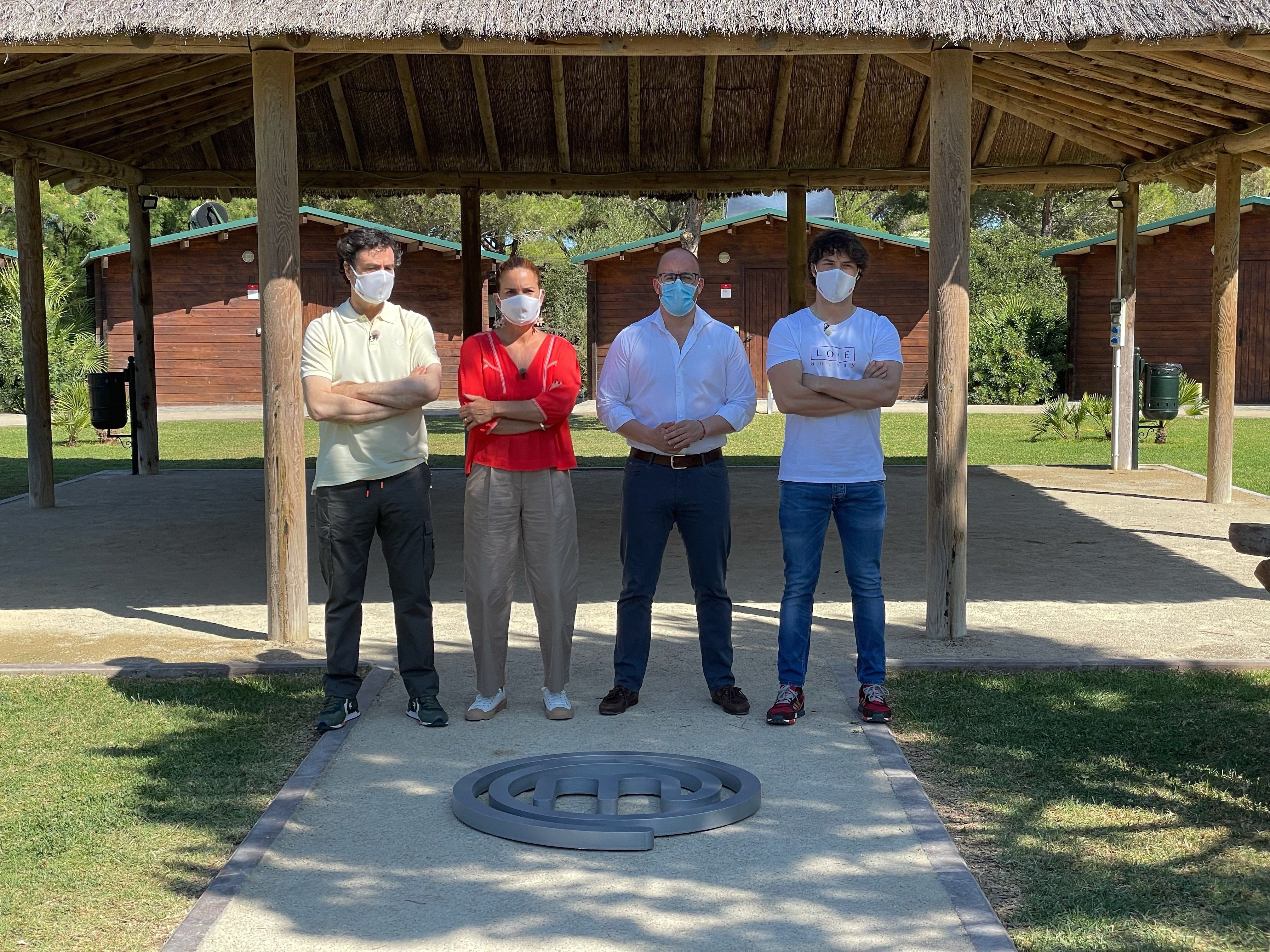 El alcalde, Germán Beardo, con los presentadores de MasterChef.