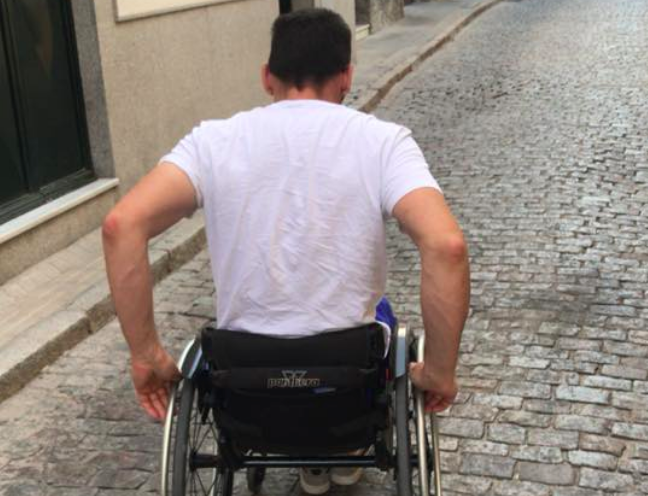 Jordi, en su silla de ruedas, sobre los incómodos adoquines del centro de Jerez.