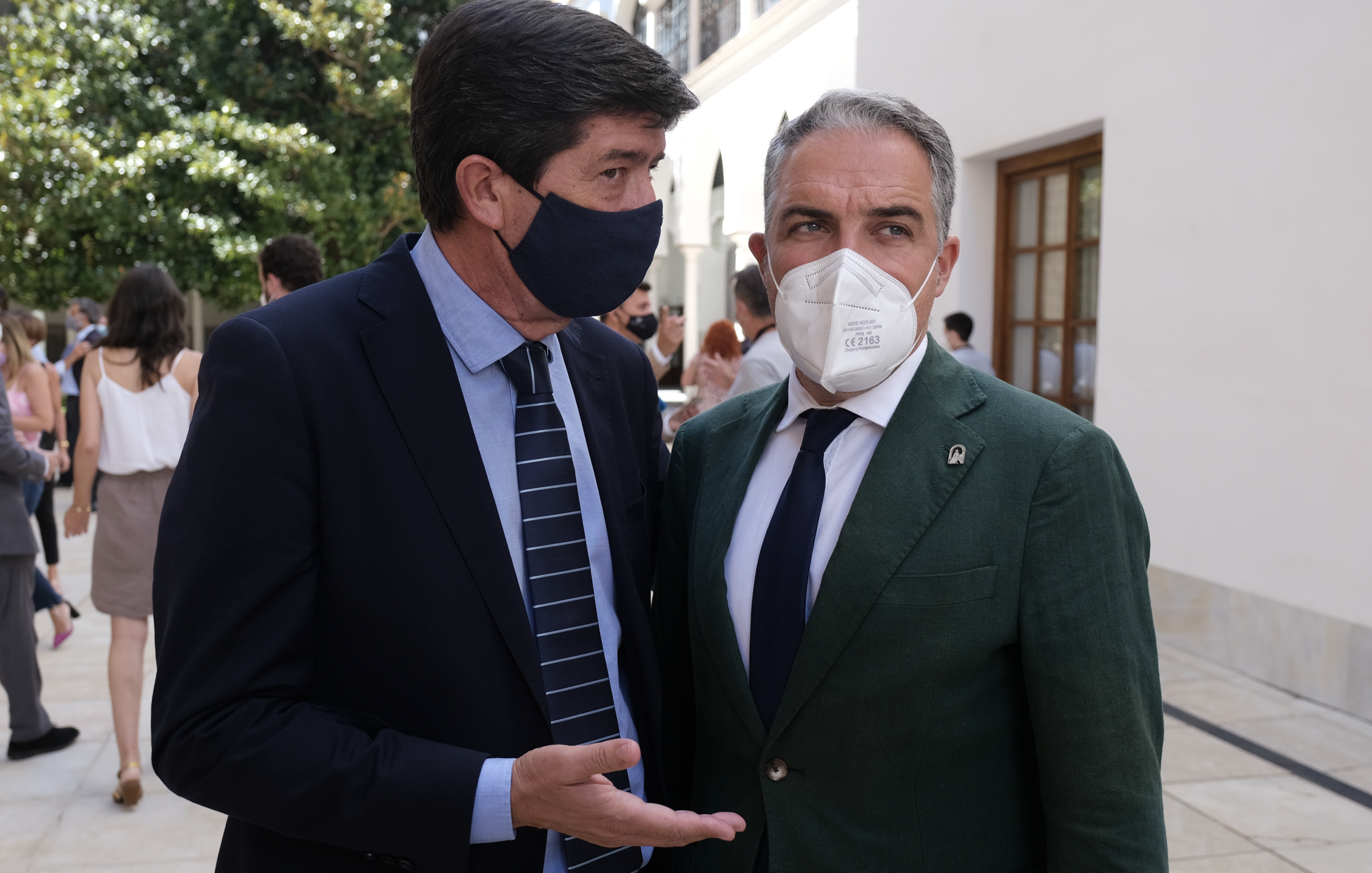 La Junta hará que los directivos de sus 'chiringuitos' cobren por objetivos y cesarán si los incumplen. En la imagen, Marín y Bendodo, este pasado miércoles en el Parlamento andaluz.