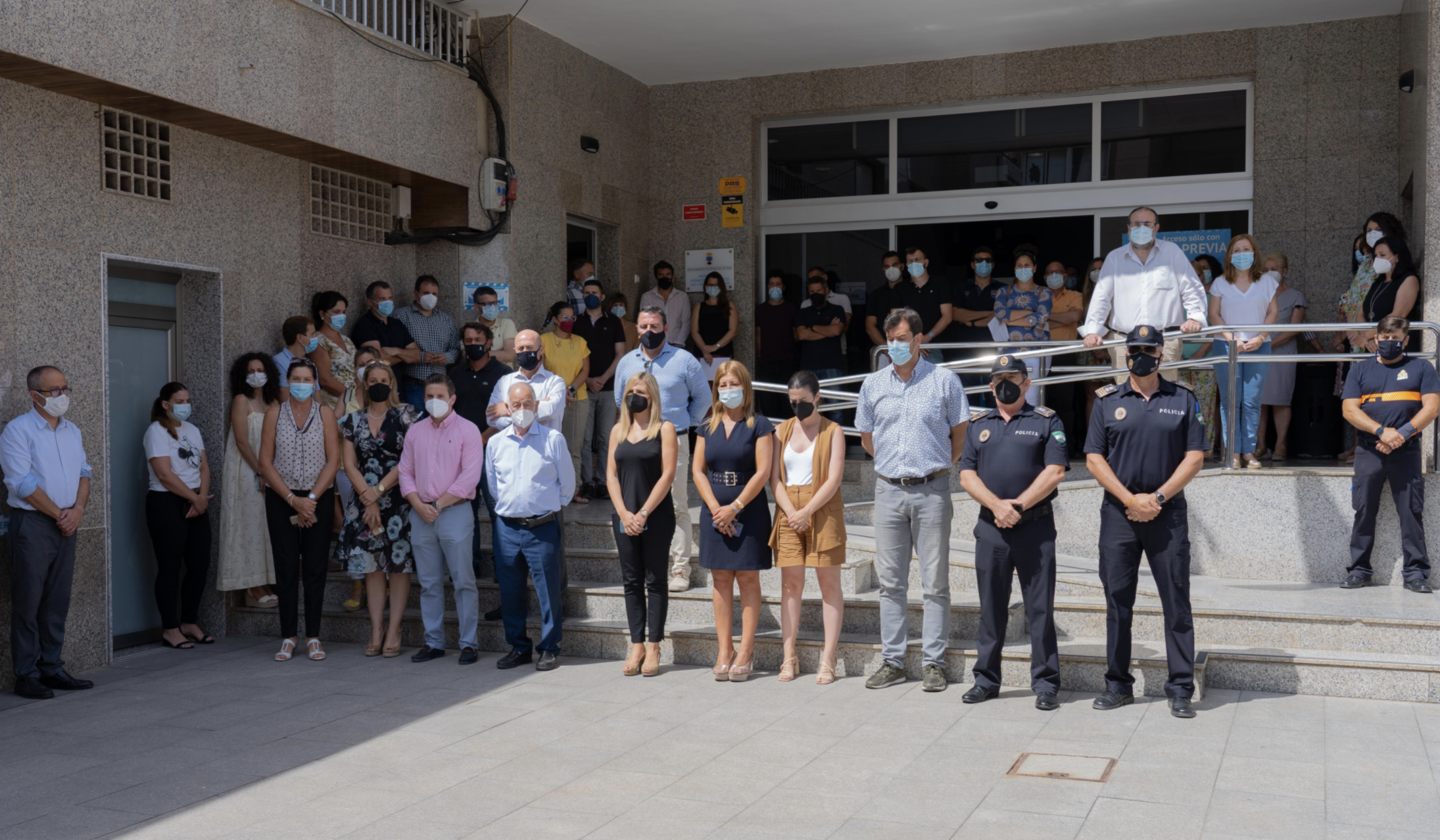 Minuto de silencio a las puertas del Ayuntamiento de Roquetas de Mar tras el homicidio imprudente que ha costado la vida a una niña.