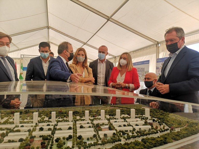 El alcalde de Sevilla, Juan Espadas, ha asistido al acto de primera piedra de este gran proyecto de inversión que se desbloqueó gracias al acuerdo suscrito entre el propio Ayuntamiento y la compañía Metrovacesa en 2018.