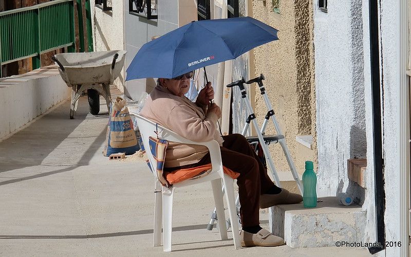 Una persona mayor se protege del calor en España, en una imagen de archivo.