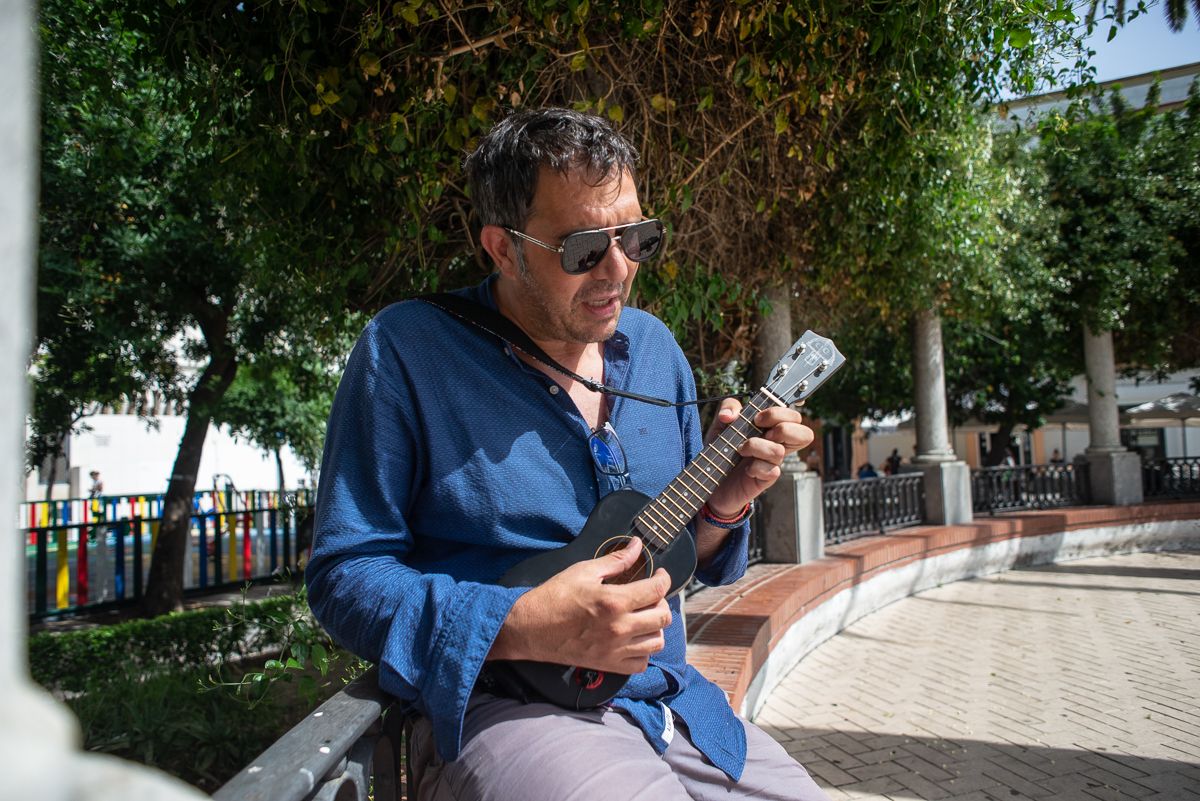 David Gallardo, con un ukelele 'al solecito' de julio.