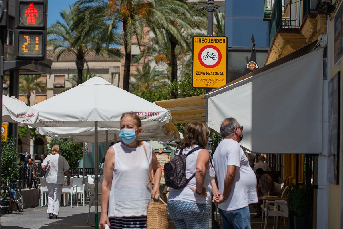 Personas protegiéndose del calor en Andalucía, en alerta naranja este viernes, en una imagen de archivo.