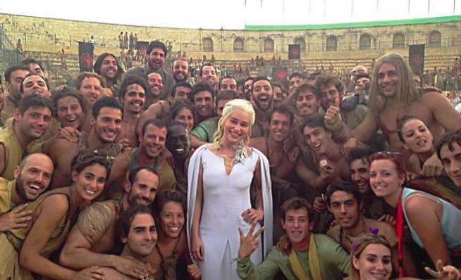 Emilia Clarke, en el centro de la imagen, junto a los extras que participaron en el rodaje de 'Juego de Tronos' en Osuna. 
