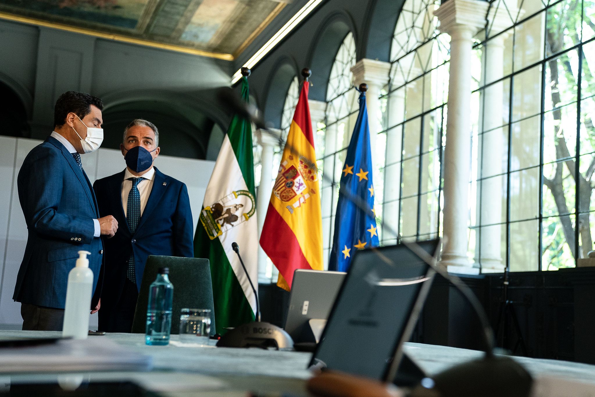 El presidente andaluz, Juan Manuel Moreno, con el consejero Elías Bendodo, en días pasados.