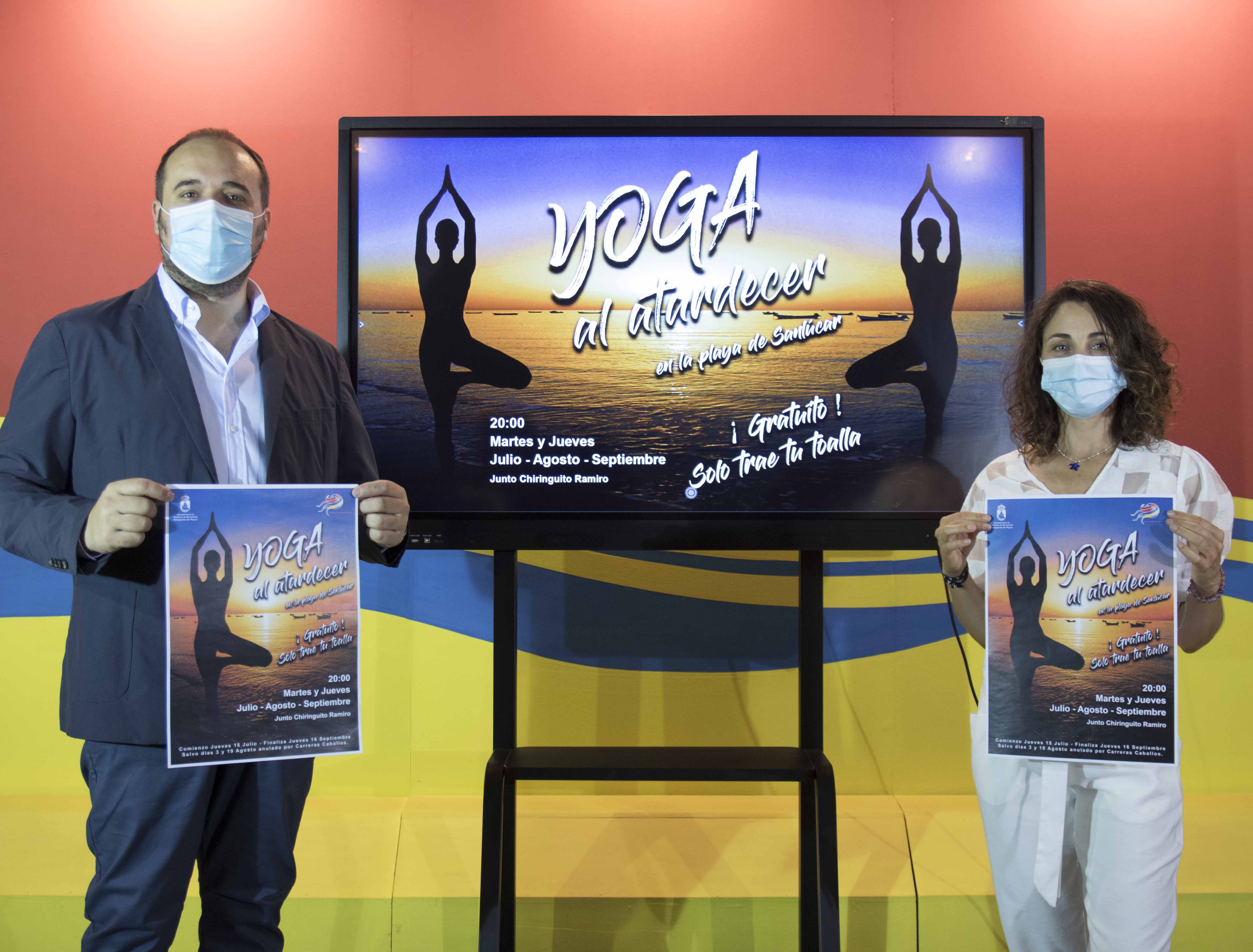 Presentación de 'Yoga al atardecer' en la playa de Sanlúcar.