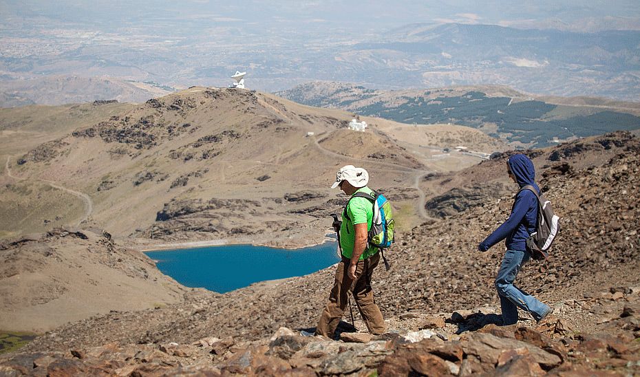 El verano de Sierra Nevada ofrece la oportunidad de hacer senderismo en un terreno de alta montaña único.