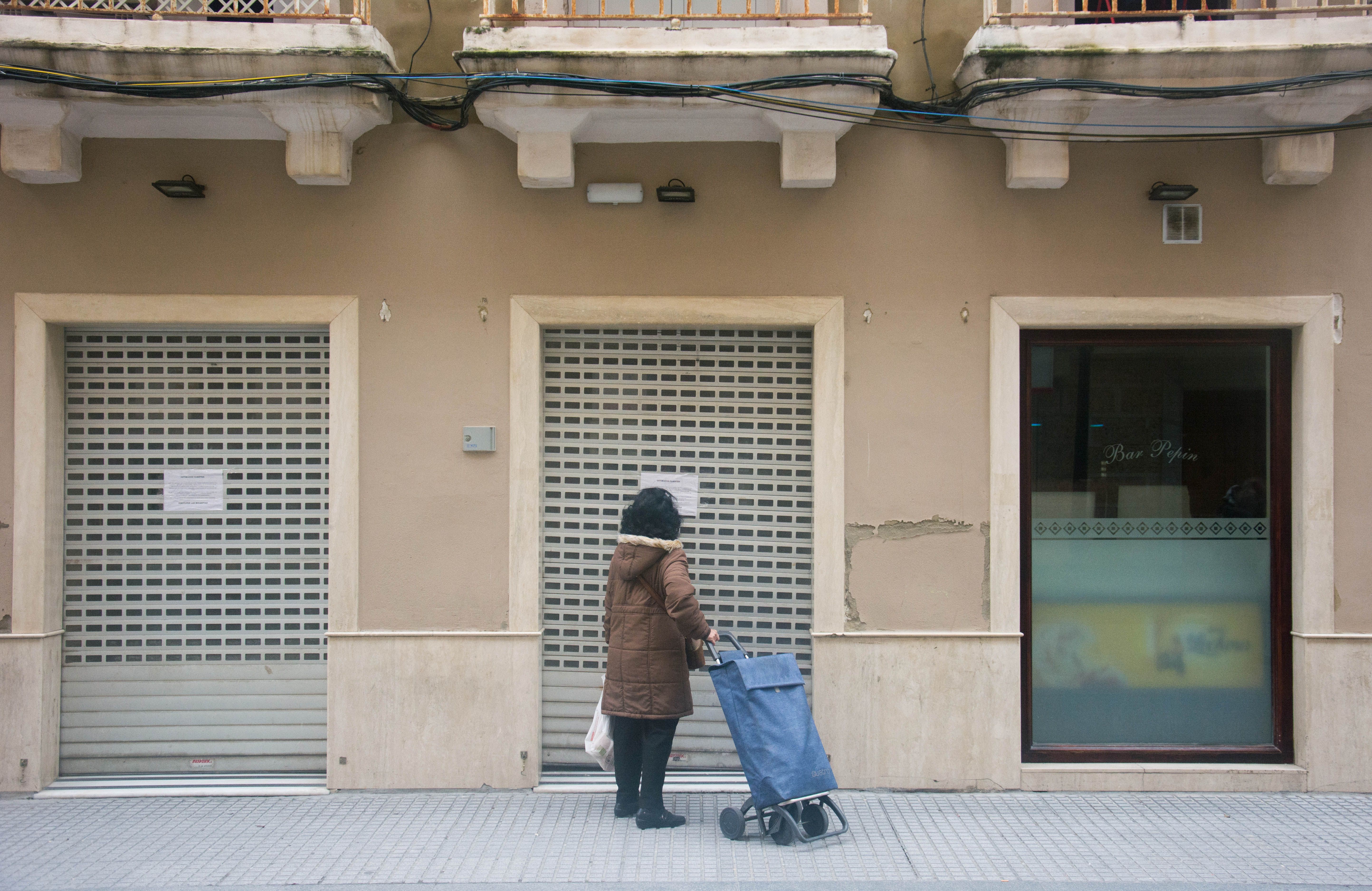 Un local cerrado en la Calle Nueva de Cádiz. FOTO: E. ESCORIZA.