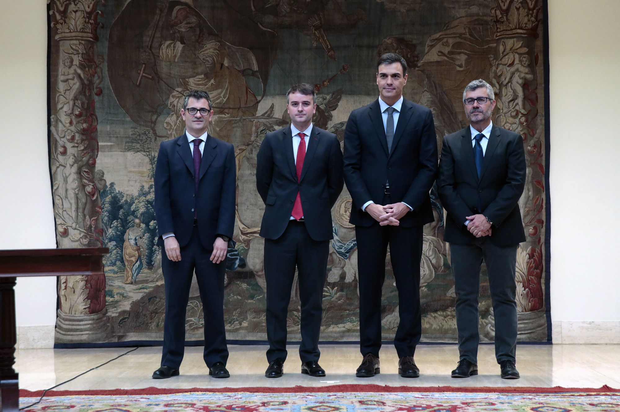 Pedro Sánchez junto a Iván Redondo (a la izquierda del presidente en la imagen), hasta ahora su jefe de Gabinete. MONCLOA