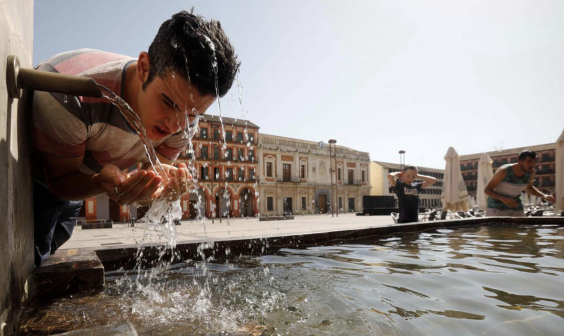 Una persona se refresca en una fuente ante el calor extremo de estos días, en una imagen de Canal Sur.