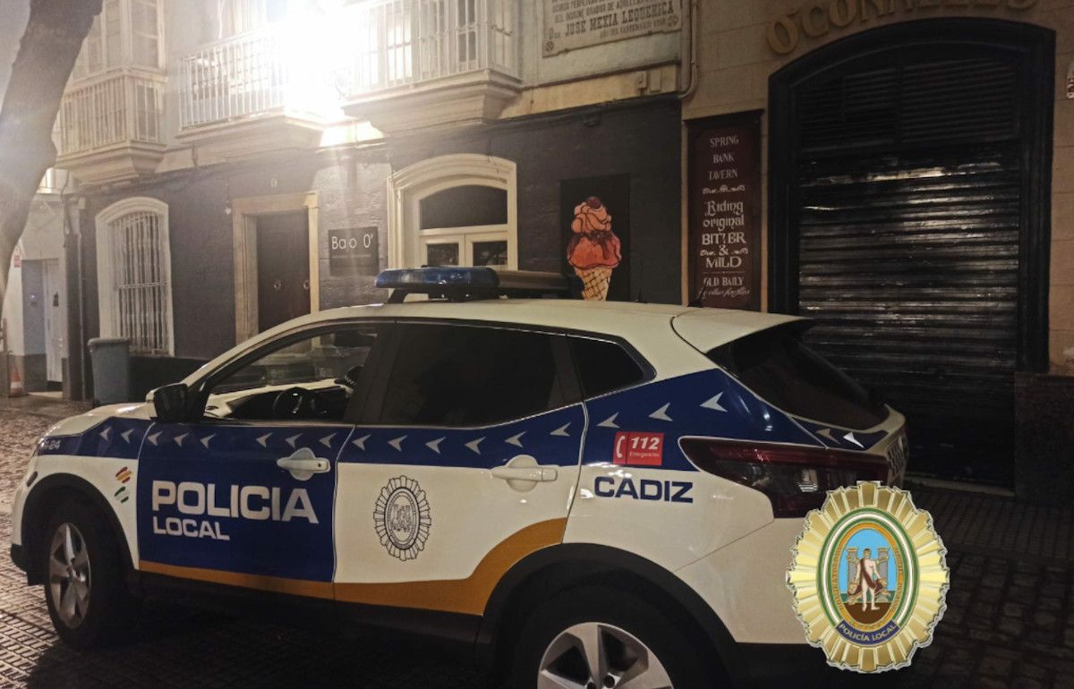 La Policía Local de Cádiz socorre a una persona encerrada en un pub.