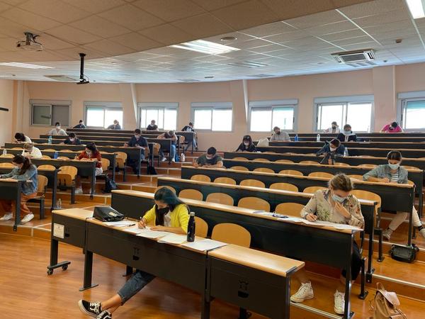 Una imagen de uno de los exámenes de las oposiciones de secundaria celebradas en Andalucía.