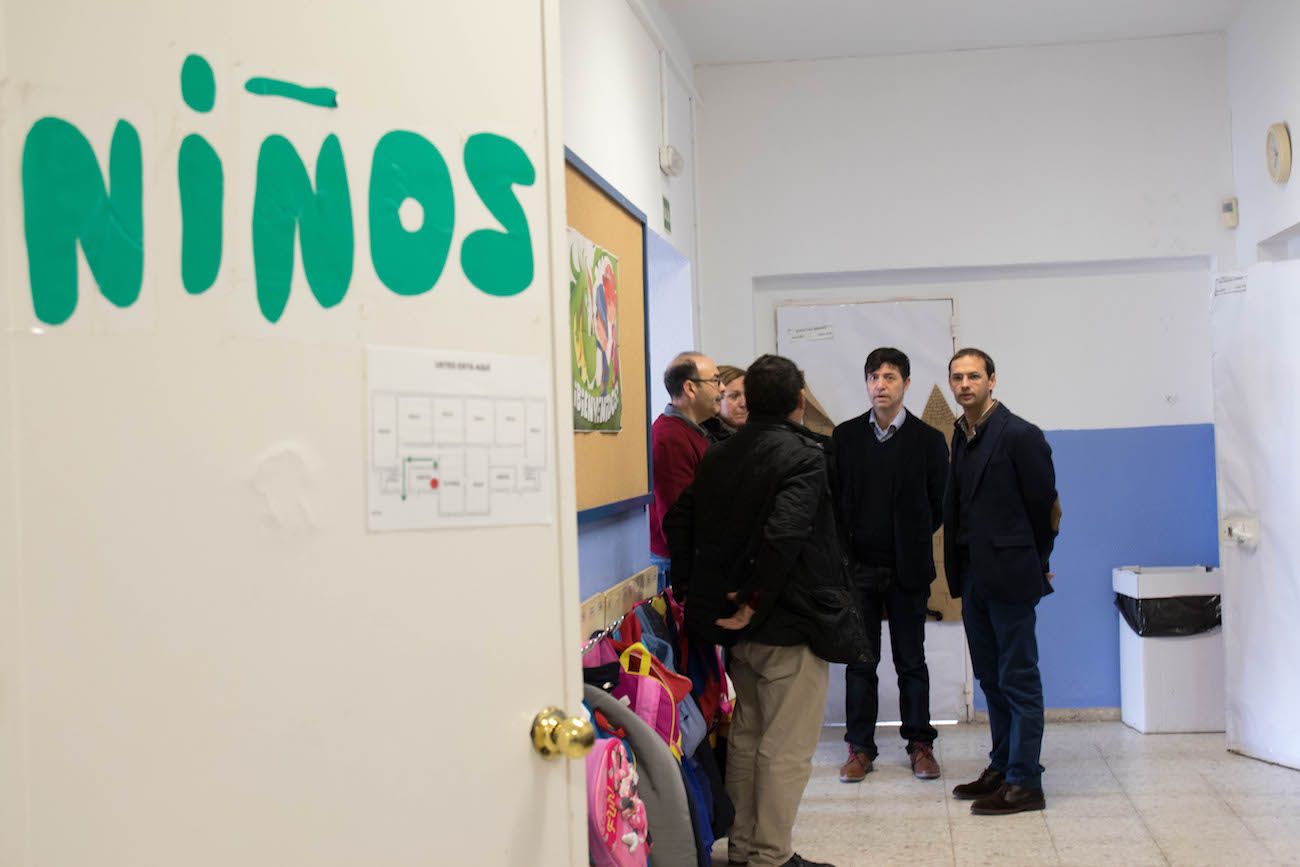 El alcalde de Sanlúcar, Víctor Mora, visitando las obras realizadas en un colegio, en una imagen de archivo.