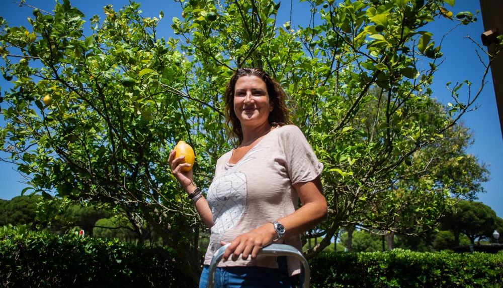 Laura Garófano, en su Chiclana casi vacacional, desde donde trabaja y pasa el verano.