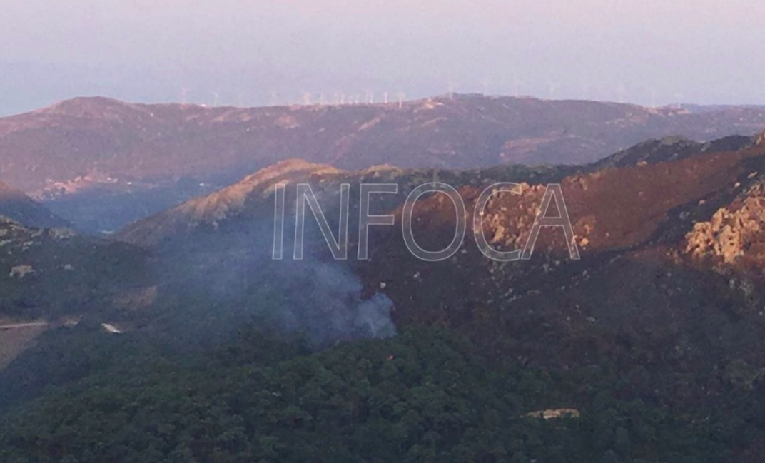 Una columna de humo, en El Palancar. FOTO: INFOCA