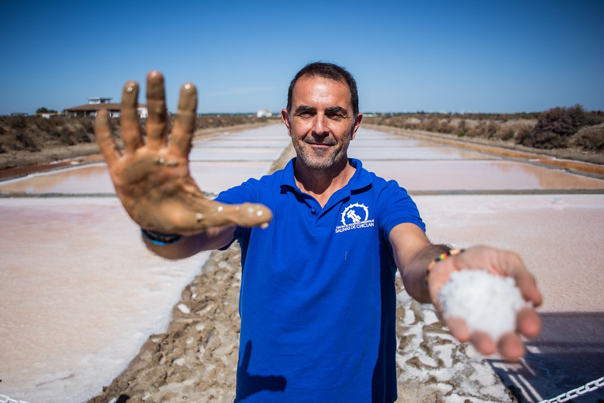 Paco Flor, de Salinas de Chiclana, con sal y fangos naturales de su spa.